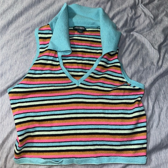 Colorful Collared Crop Top - Picture 3 of 4